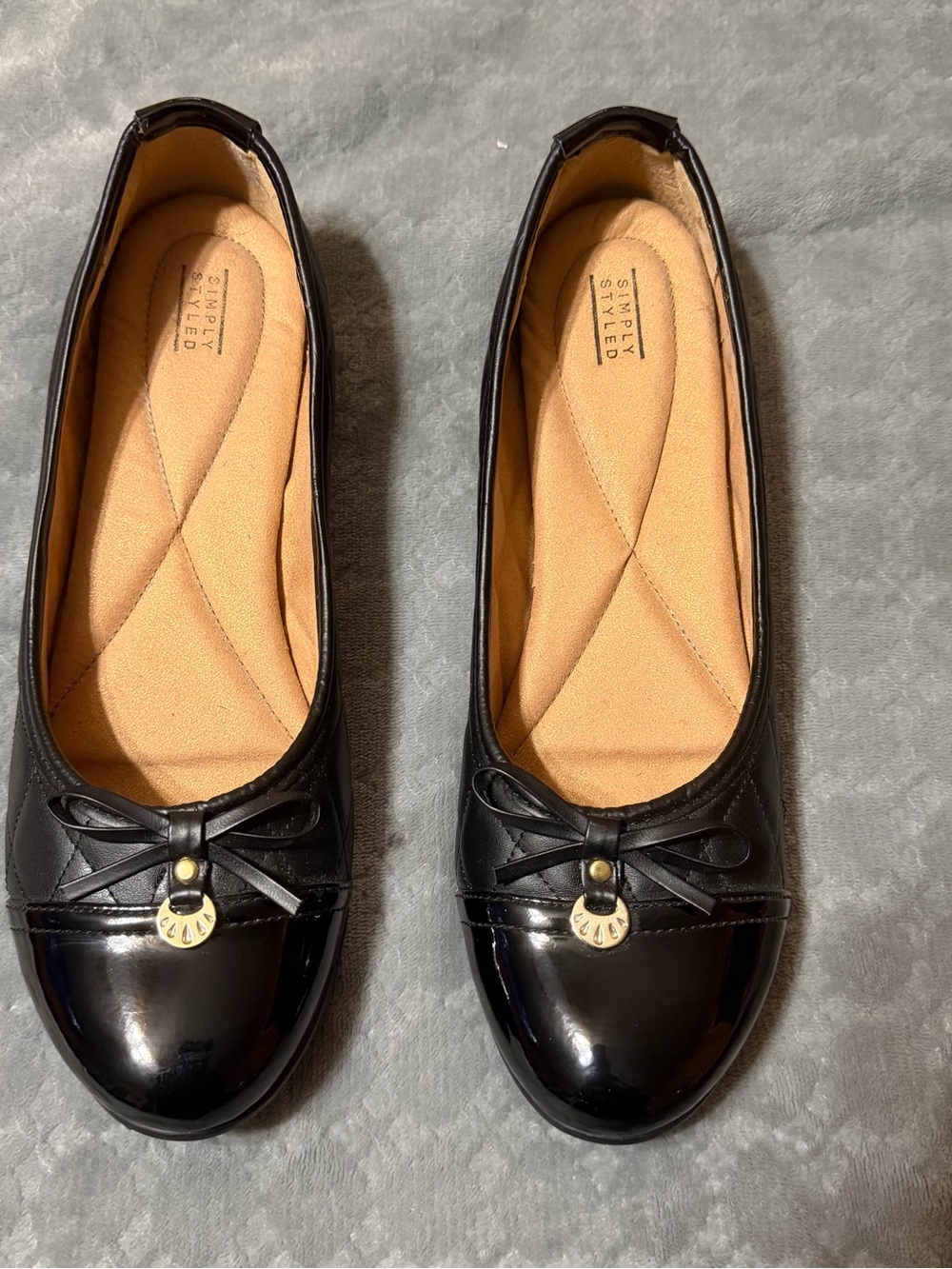 Simply Styled Black Patent Ballet Flats with Bow and Gold Charm